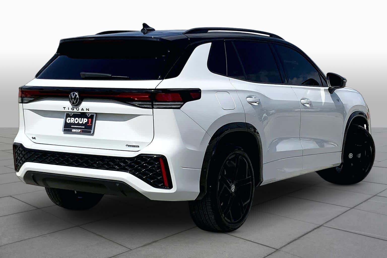 Used 2025 Volkswagen Tiguan SE R-Line AWD/4WD image 13