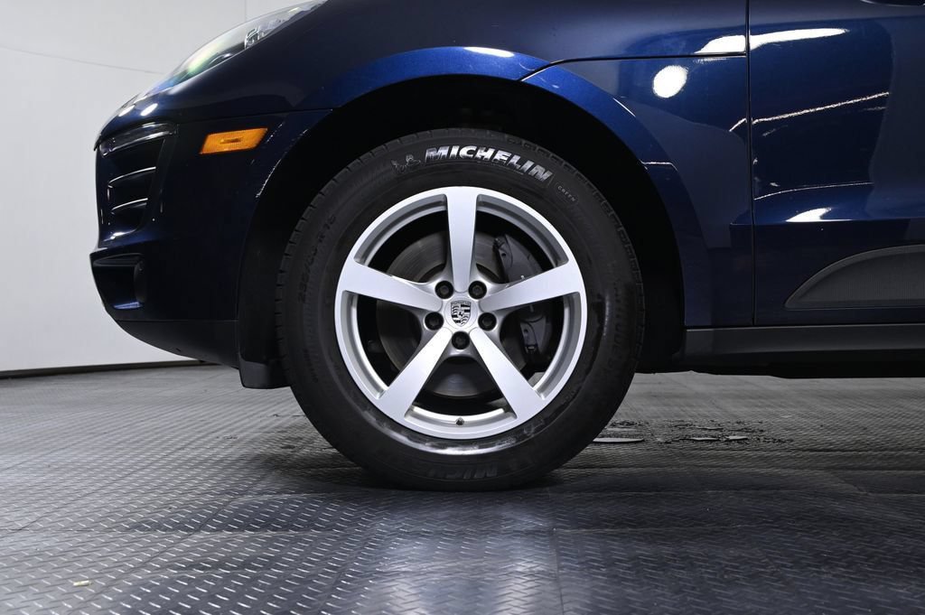 Certified 2018 Porsche Macan AWD/4WD image 28