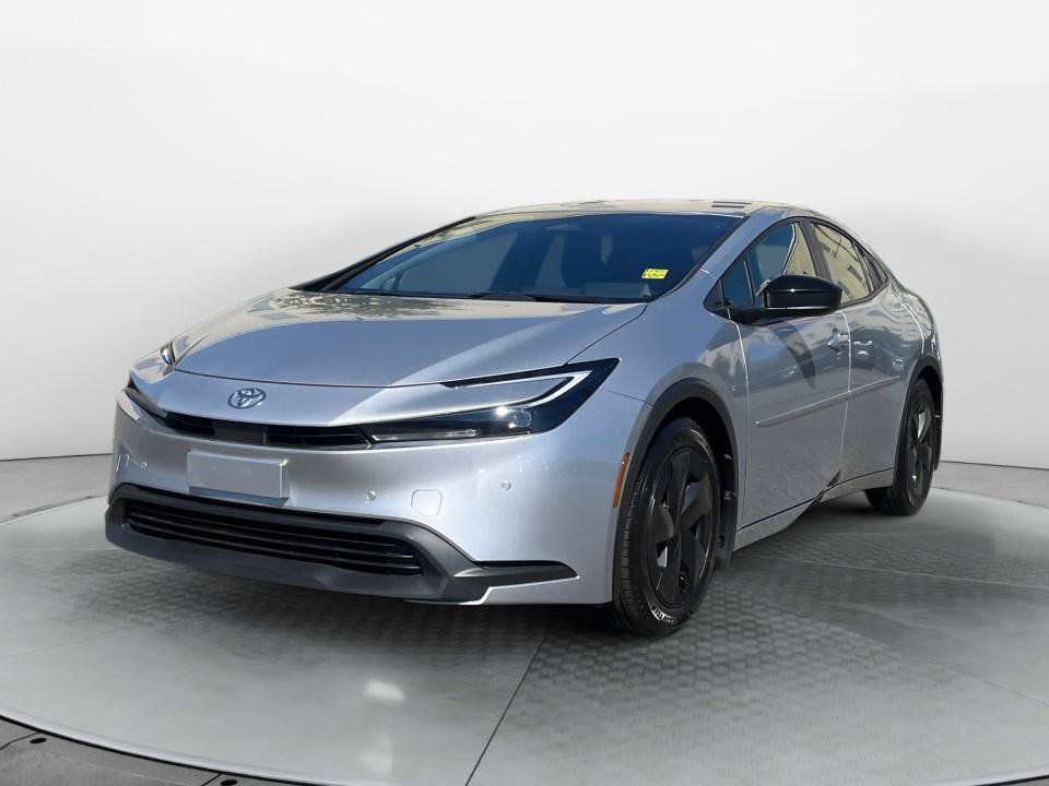 Used 2025 Toyota Prius LE FWD image 3