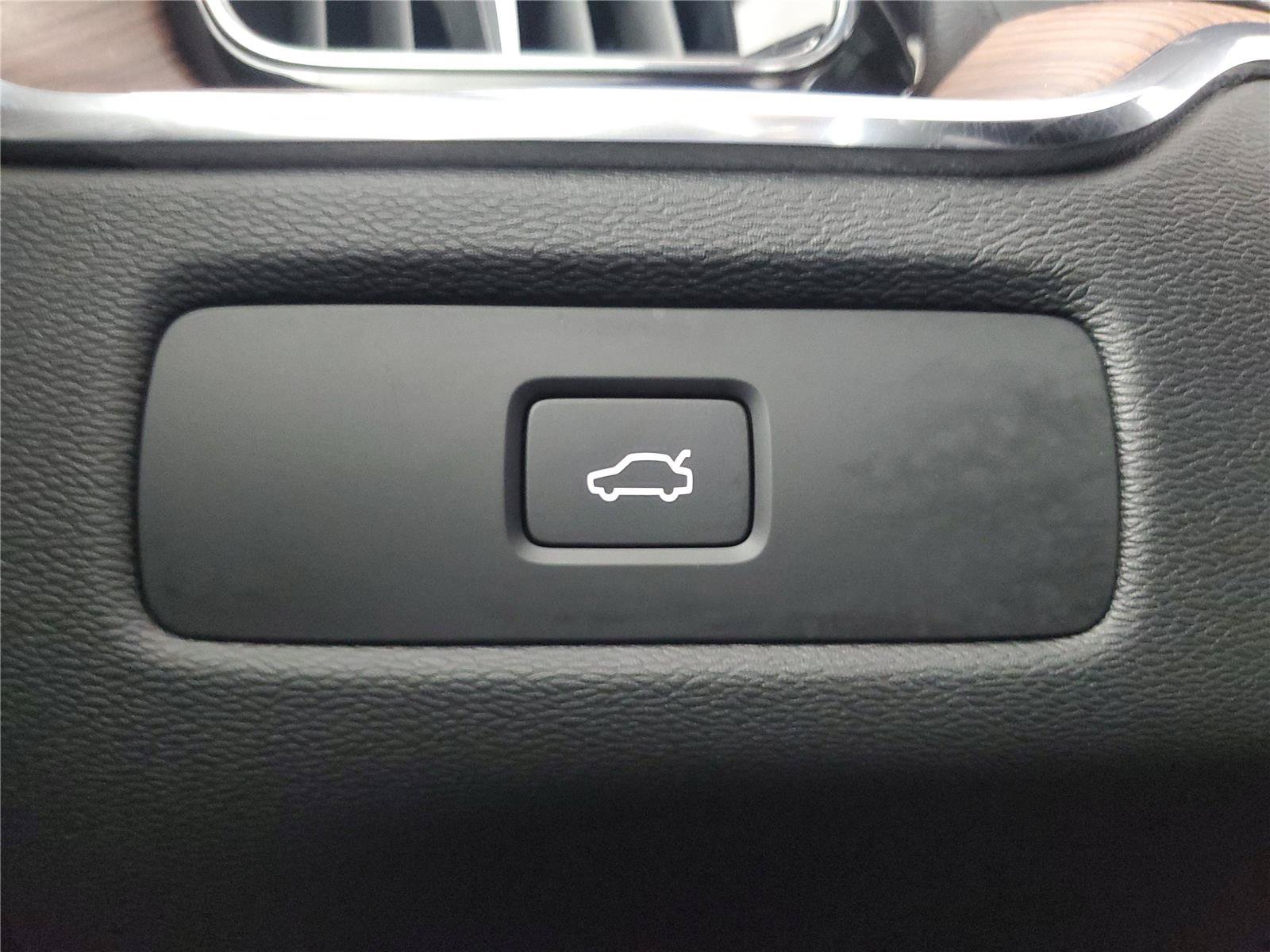Certified 2023 Volvo XC60 B5 Plus w/ Climate Package FWD image 32