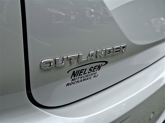 New 2025 Mitsubishi Outlander SE image 11