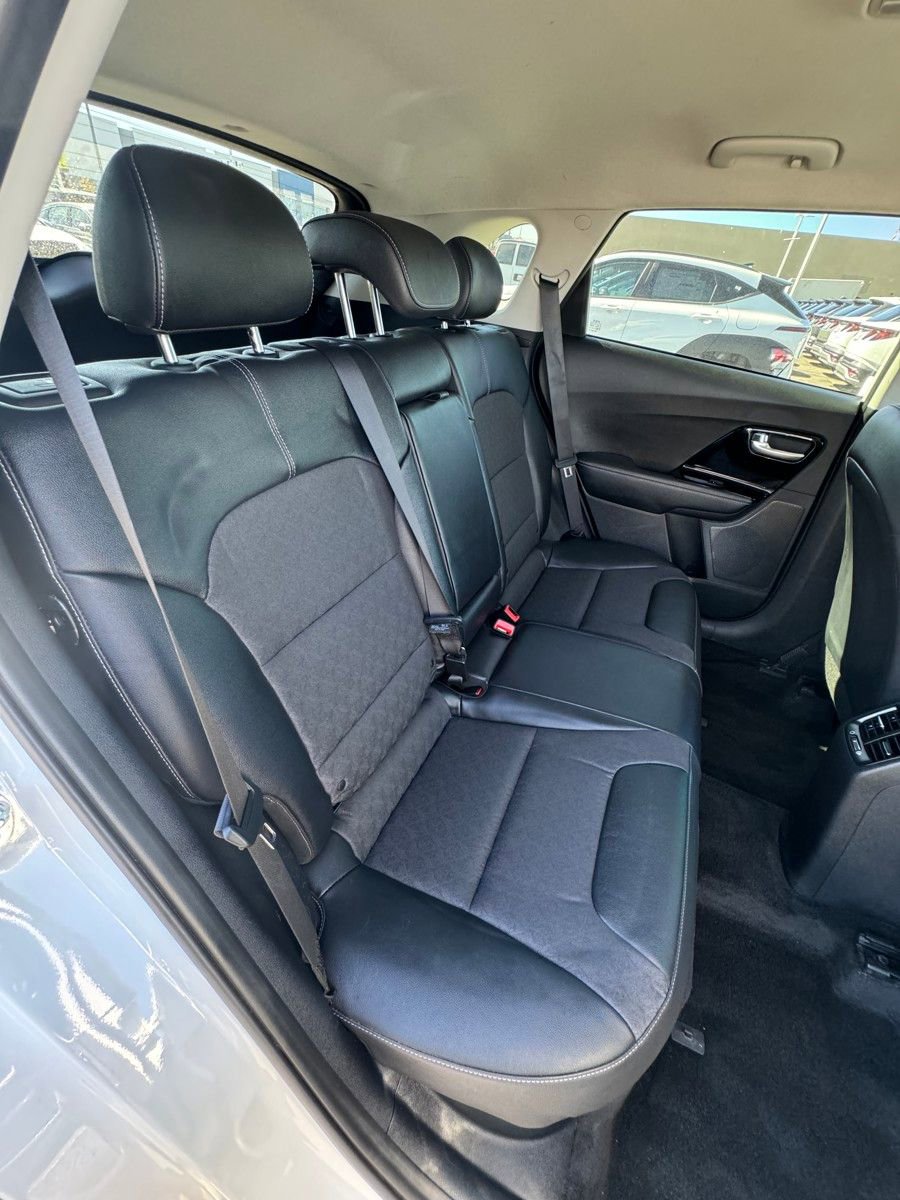 Used 2022 Kia Niro EX image 17