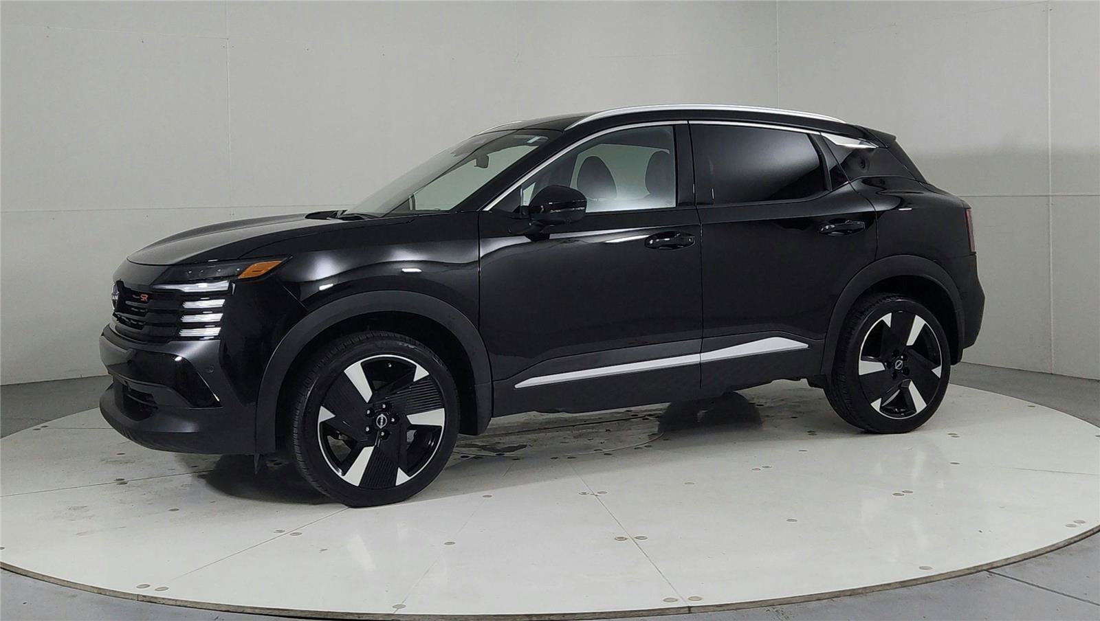 Certified 2025 Nissan Kicks SR FWD image 3