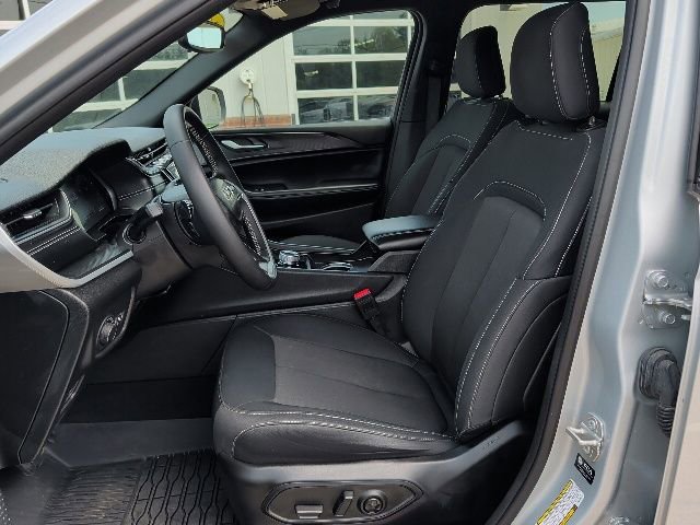 Used 2024 Jeep Grand Cherokee L Laredo AWD/4WD image 10