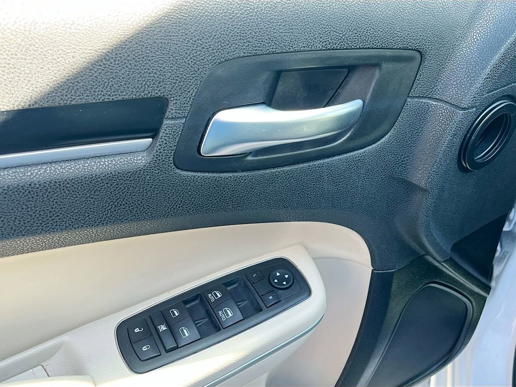 Used 2023 Chrysler 300 Touring L image 18
