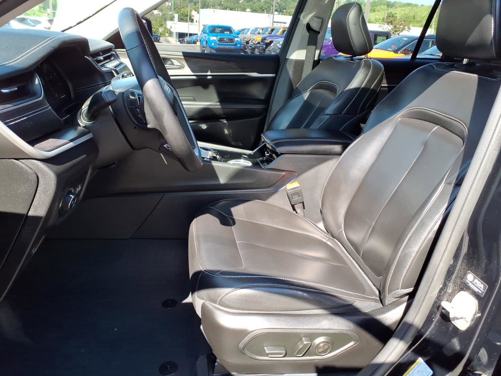 Used 2023 Jeep Grand Cherokee Limited w/ Black Appearance Package AWD/4WD image 9