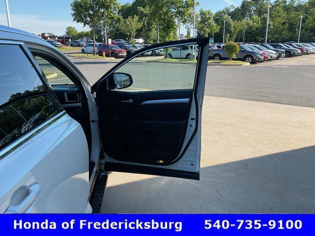 Used 2018 Toyota Highlander XLE AWD/4WD image 19
