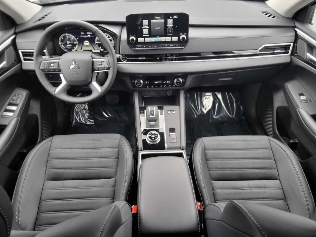 New 2025 Mitsubishi Outlander SE image 12