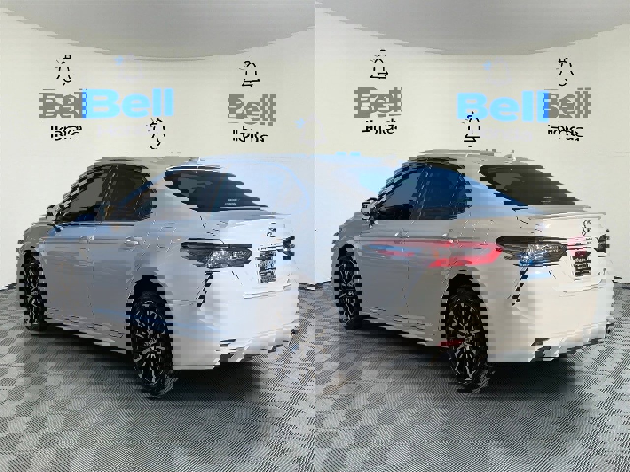 Used 2020 Toyota Camry image 3