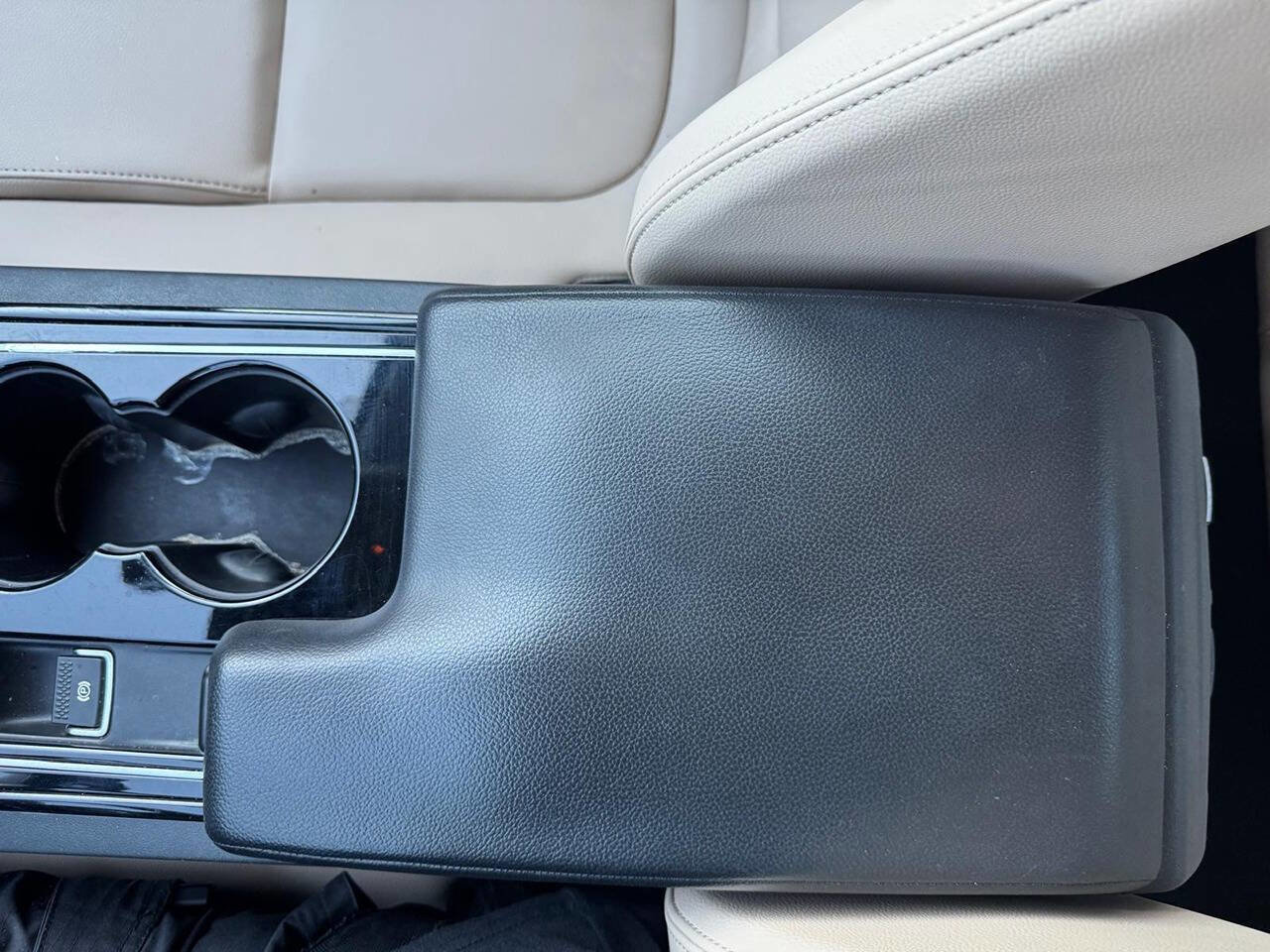 Used 2017 Jaguar XE Premium image 37