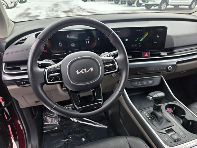 Used 2025 Kia Carnival FWD image 19
