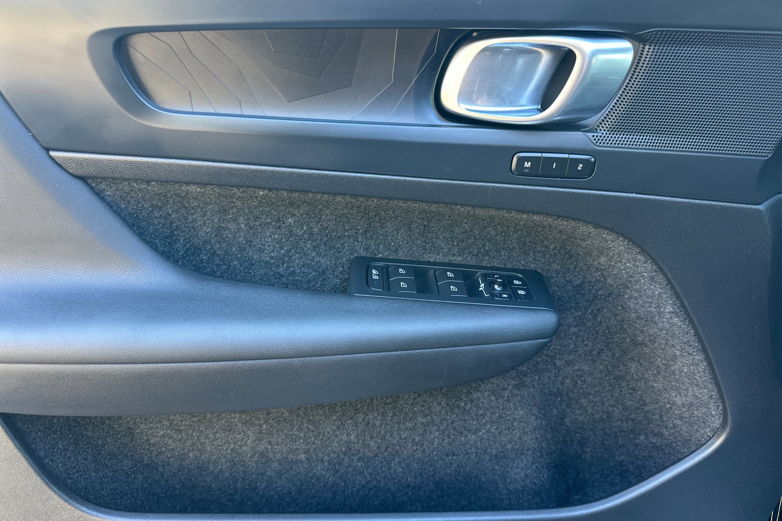 Certified 2023 Volvo XC40 Recharge Core image 11