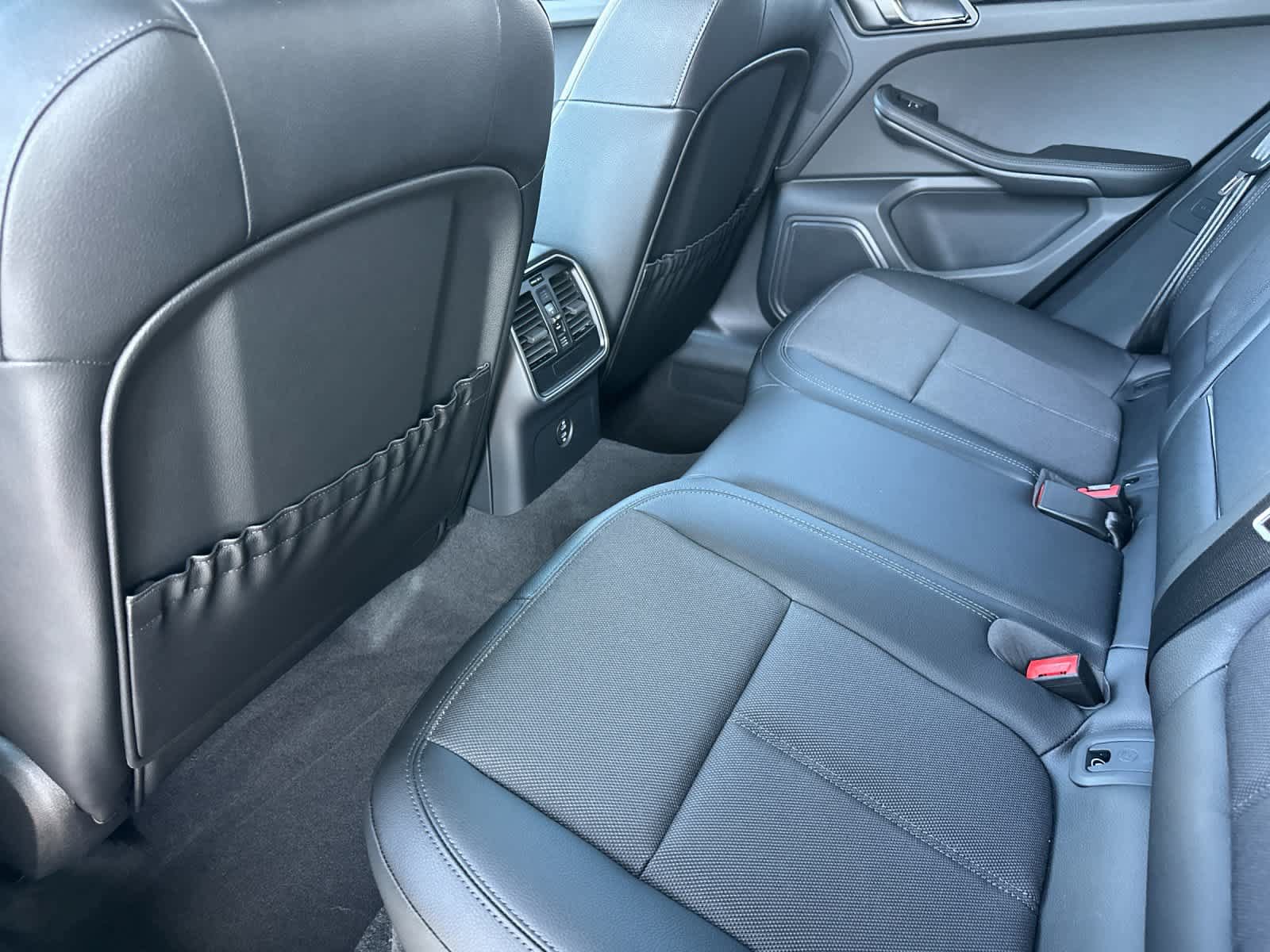 Certified 2025 Porsche Macan AWD/4WD image 13