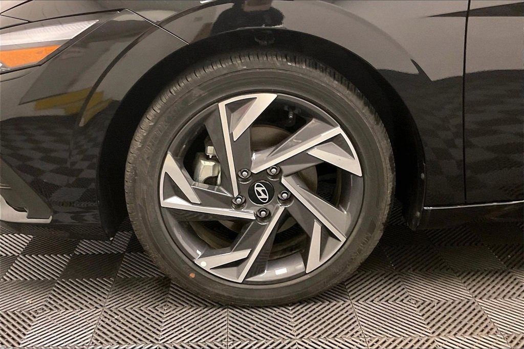 Certified 2025 Hyundai Elantra SEL image 7
