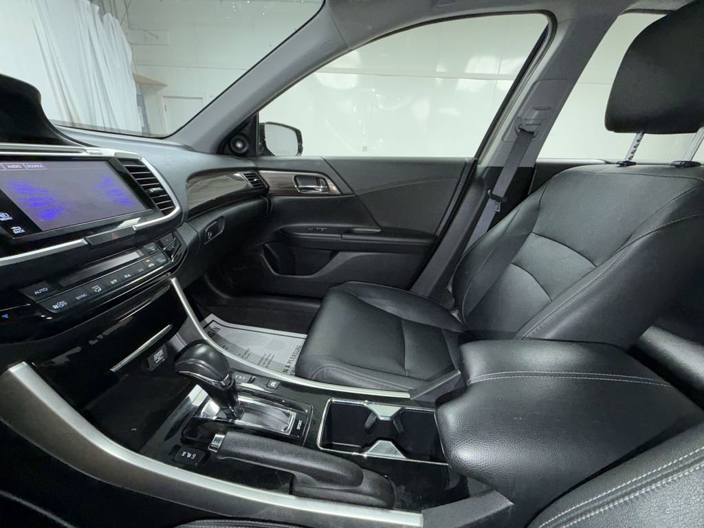 Used 2017 Honda Accord Touring image 21