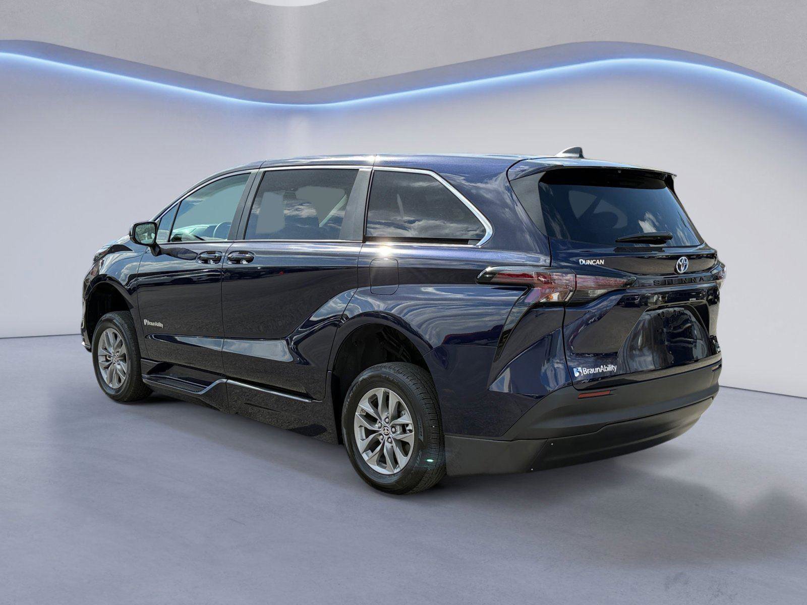 Used 2024 Toyota Sienna LE FWD image 5