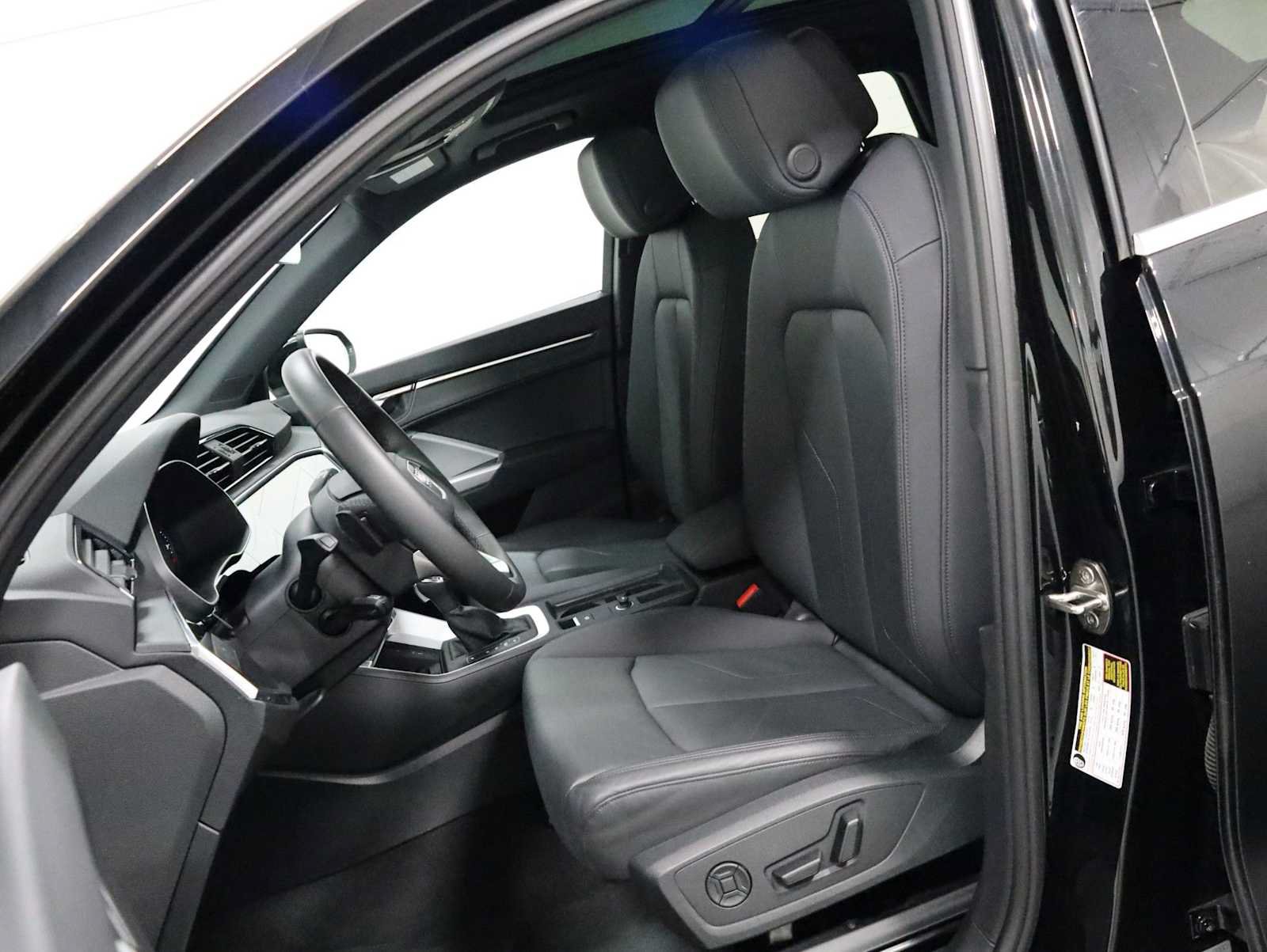 Certified 2025 Audi Q3 2.0T Premium w/ Convenience Package AWD/4WD image 5