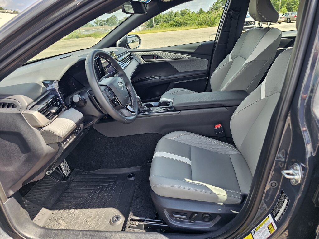 Used 2025 Toyota Camry SE w/ Convenience Package FWD image 17