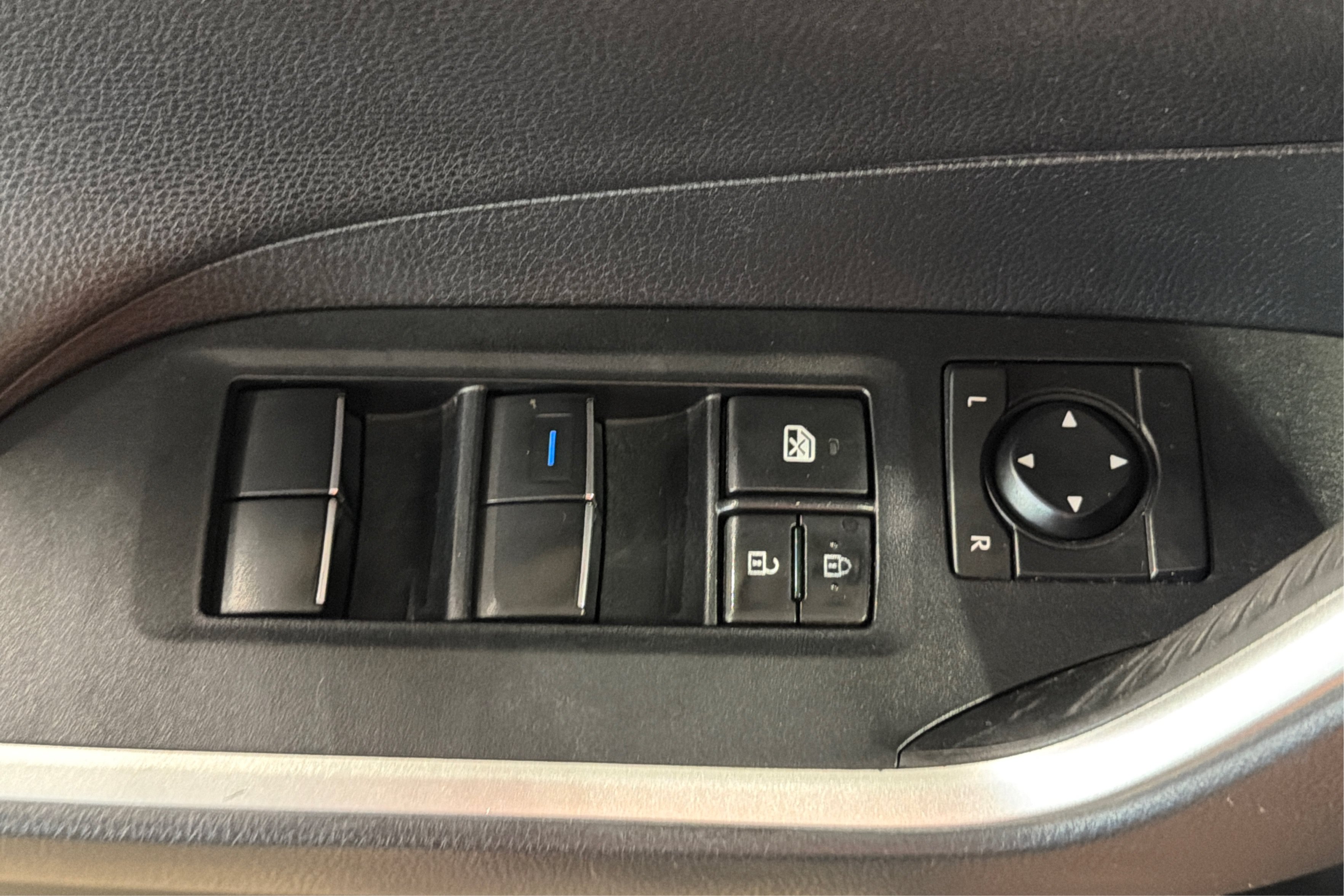 Used 2021 Toyota RAV4 XSE AWD/4WD image 16