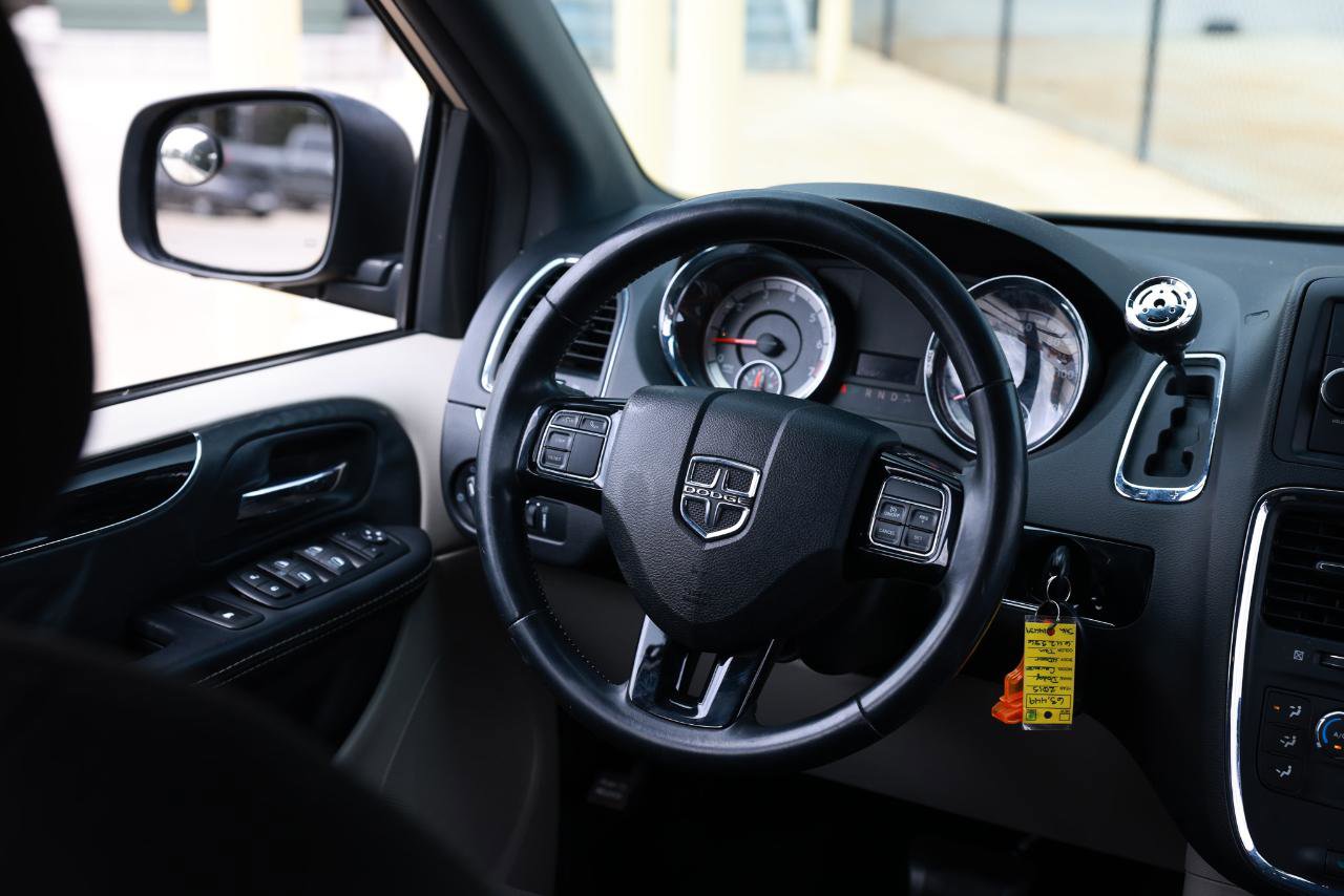Used 2015 Dodge Grand Caravan SE image 31