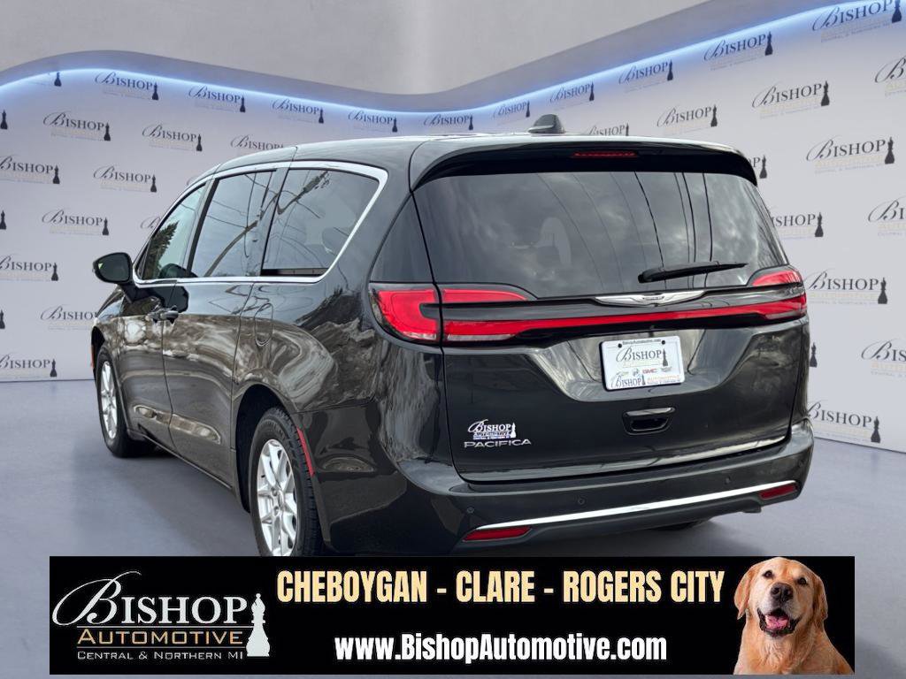 Used 2023 Chrysler Pacifica Touring-L image 18