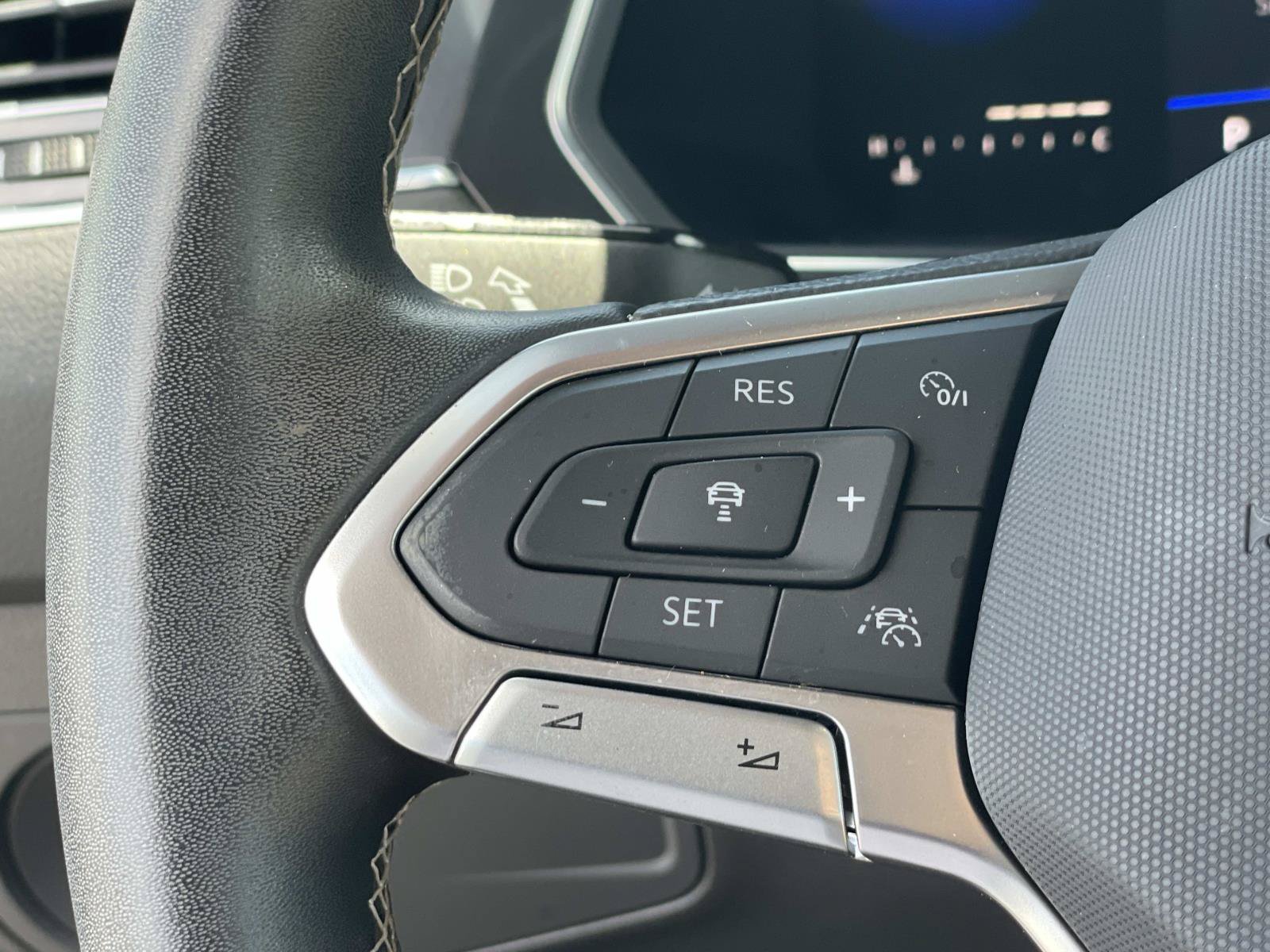 Certified 2022 Volkswagen Tiguan SE AWD/4WD image 9