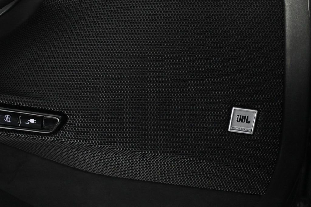 Used 2024 Ferrari SF90 Spider image 23