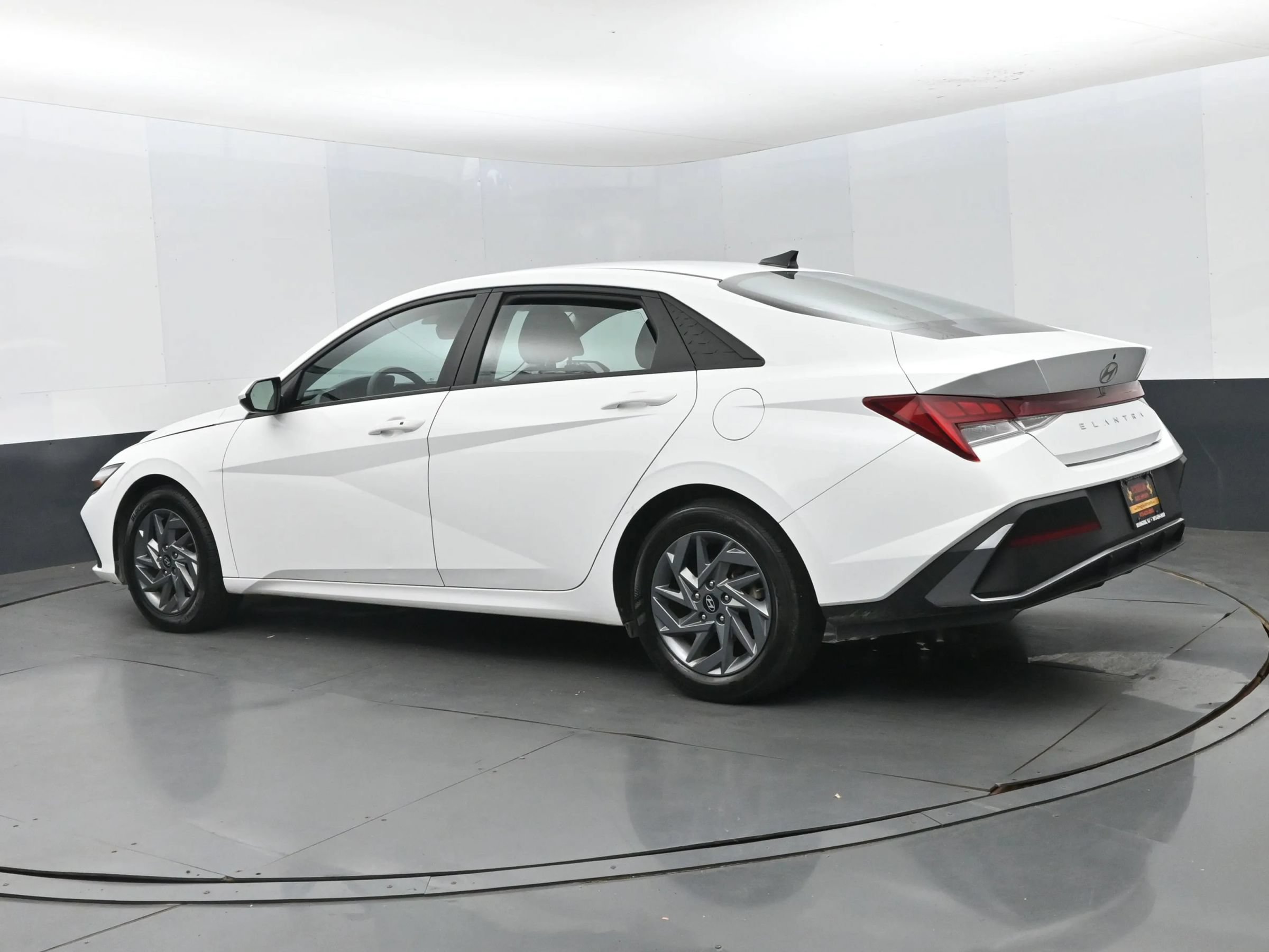 Used 2024 Hyundai Elantra SEL FWD image 7