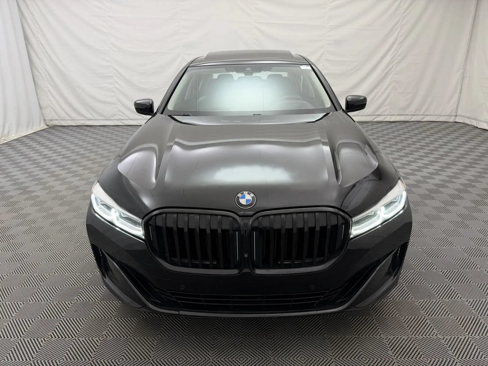 Used 2022 BMW 740i xDrive w/ Premium Package AWD/4WD image 3