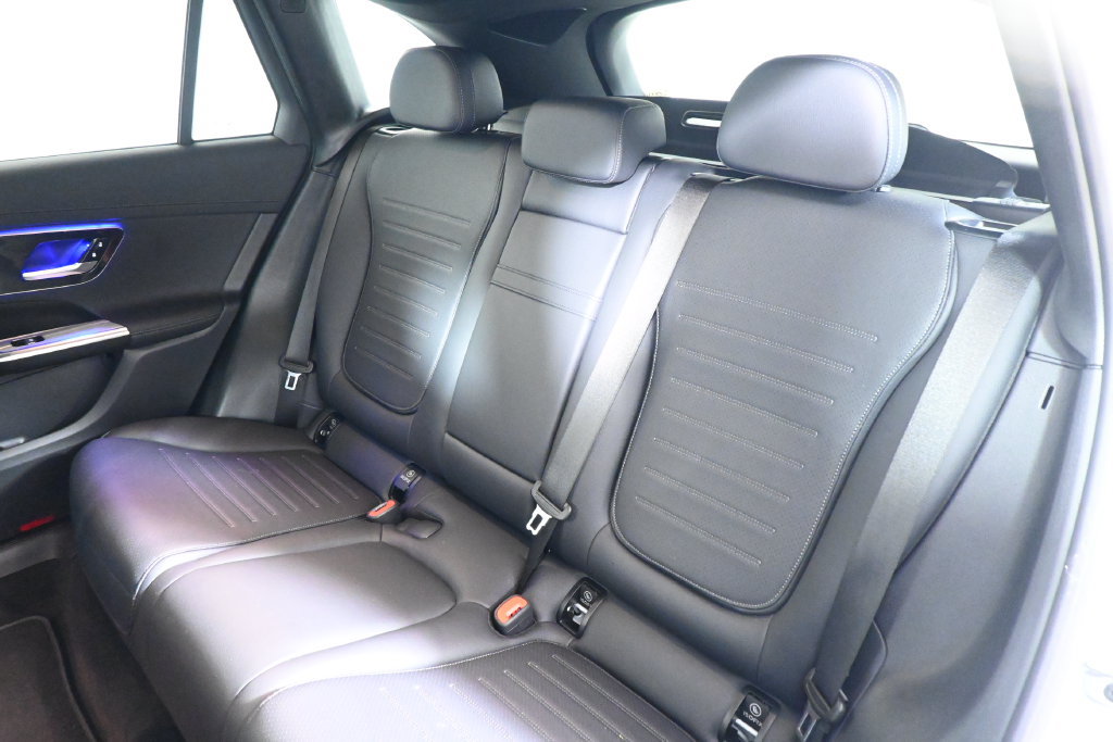Used 2025 Mercedes-Benz GLC 300 4MATIC image 4