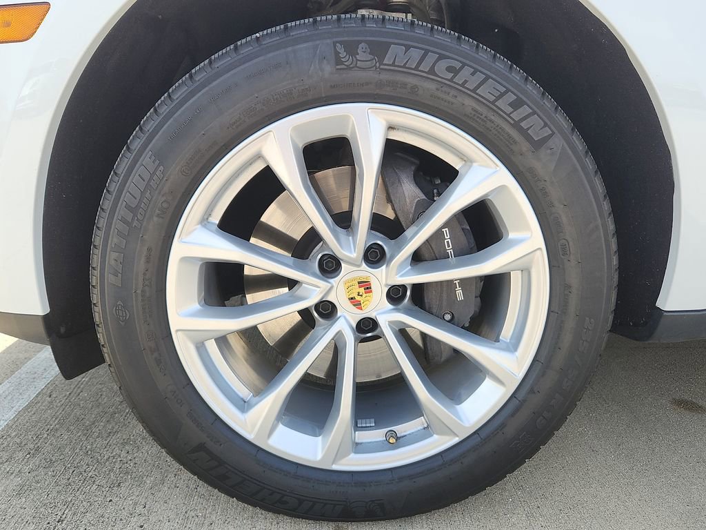 Certified 2025 Porsche Macan image 10