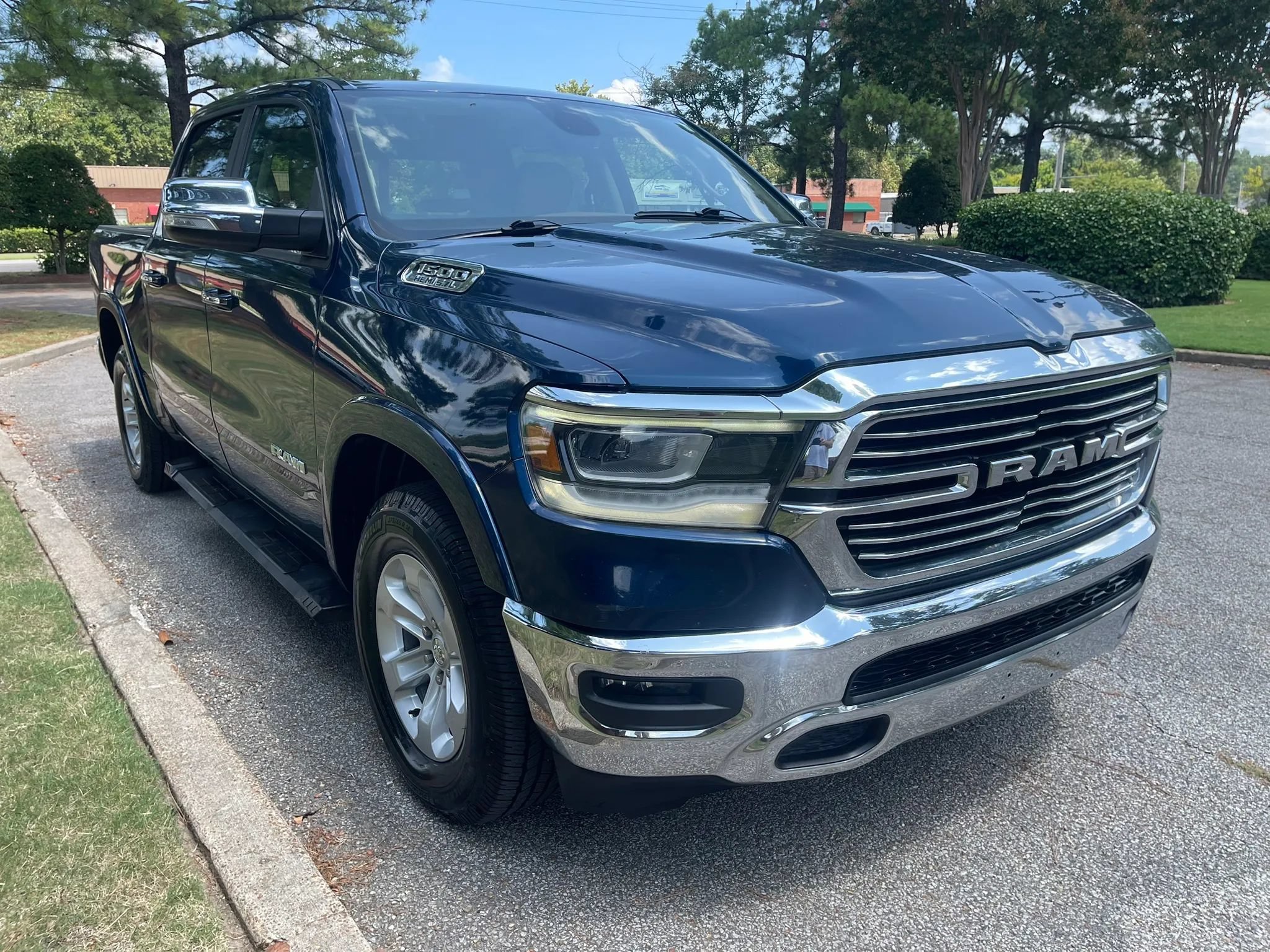 Used 2019 RAM 1500 Laramie AWD/4WD image 7