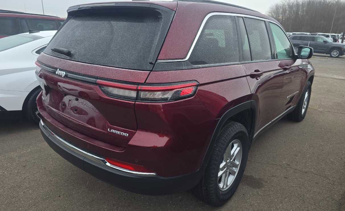 Used 2024 Jeep Grand Cherokee Laredo image 6