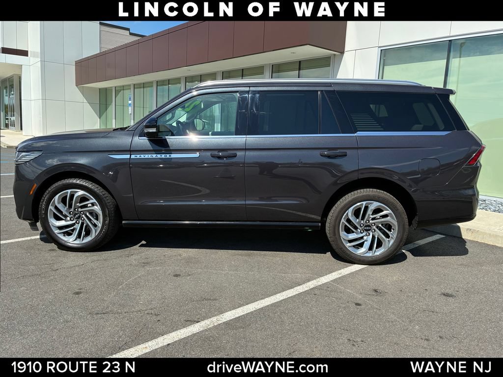 Used 2026 Lincoln Navigator Reserve AWD/4WD image 2