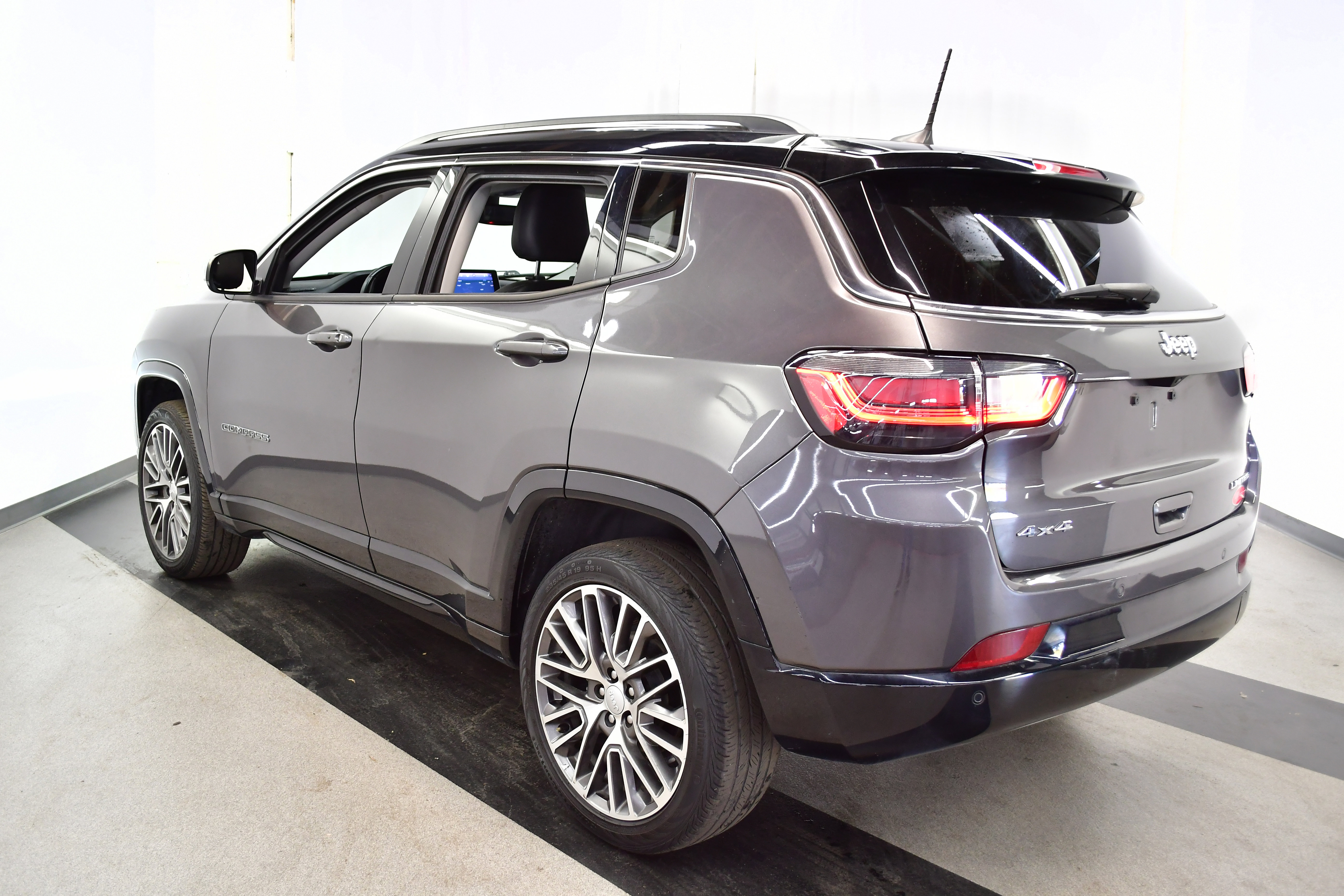 Used 2022 Jeep Compass Limited w/ Elite Group image 5