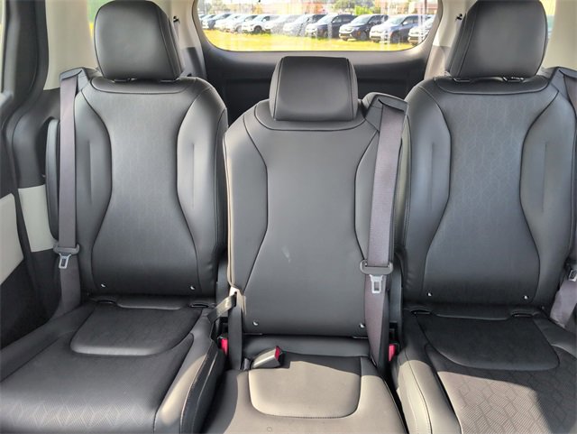 Used 2023 Kia Carnival LX image 23