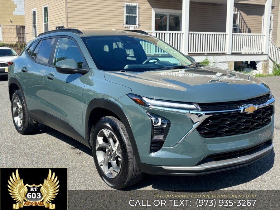 Used 2025 Chevrolet Trax LT FWD image 3