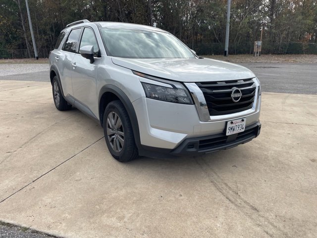 Used 2024 Nissan Pathfinder SV image 2