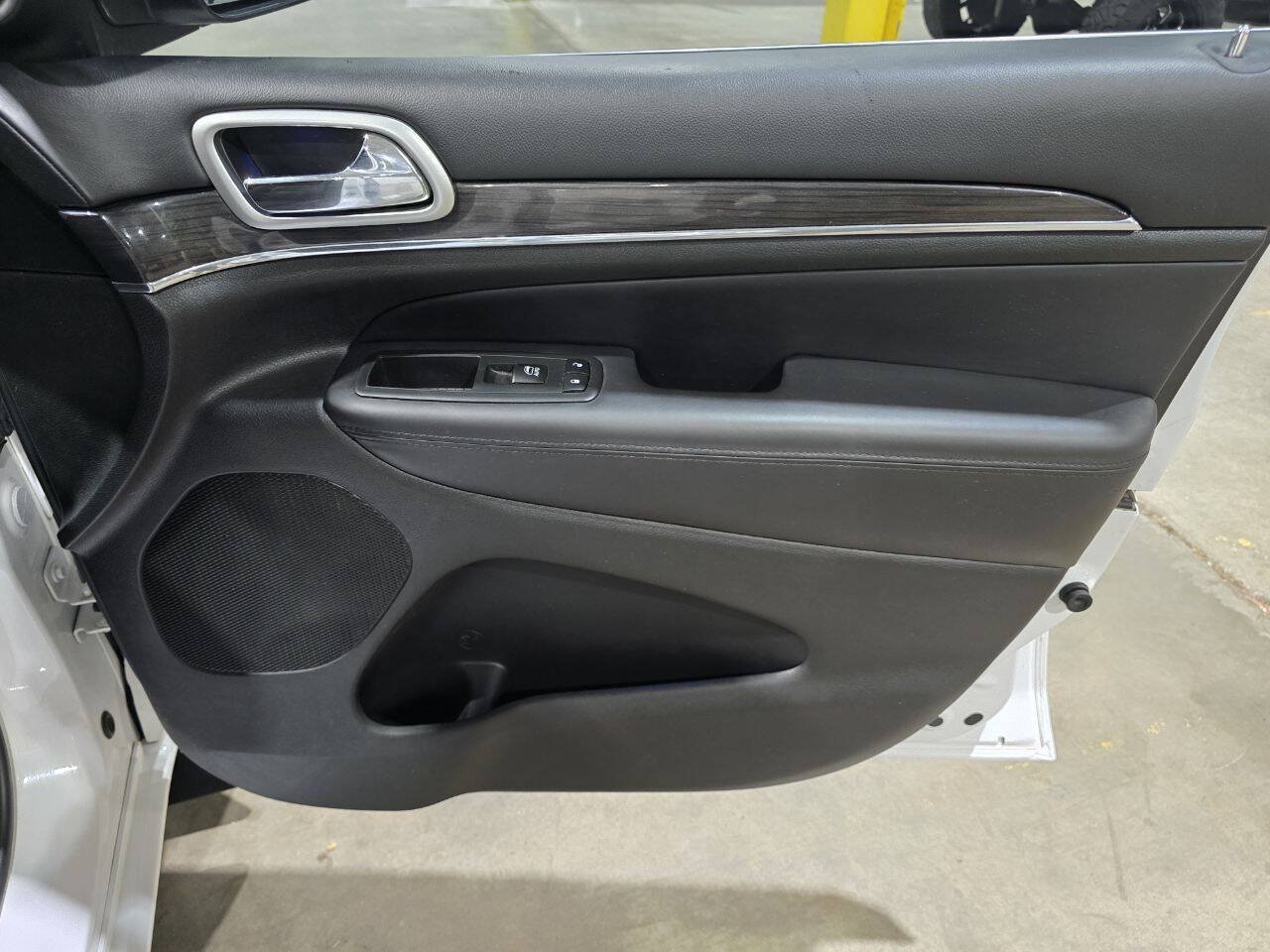 Used 2018 Jeep Grand Cherokee Overland AWD/4WD image 34