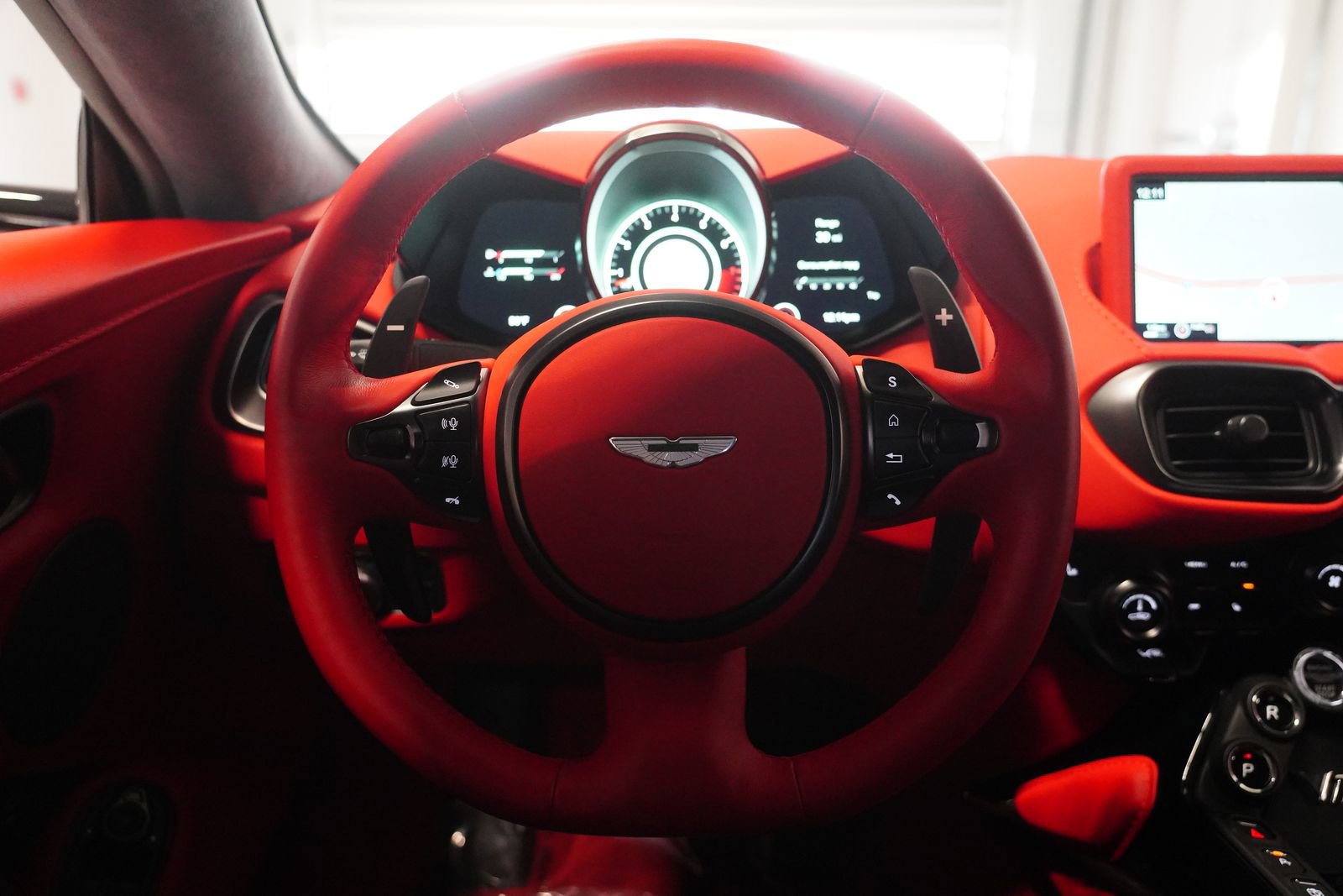 Used 2023 Aston Martin V12 Vantage RWD image 18