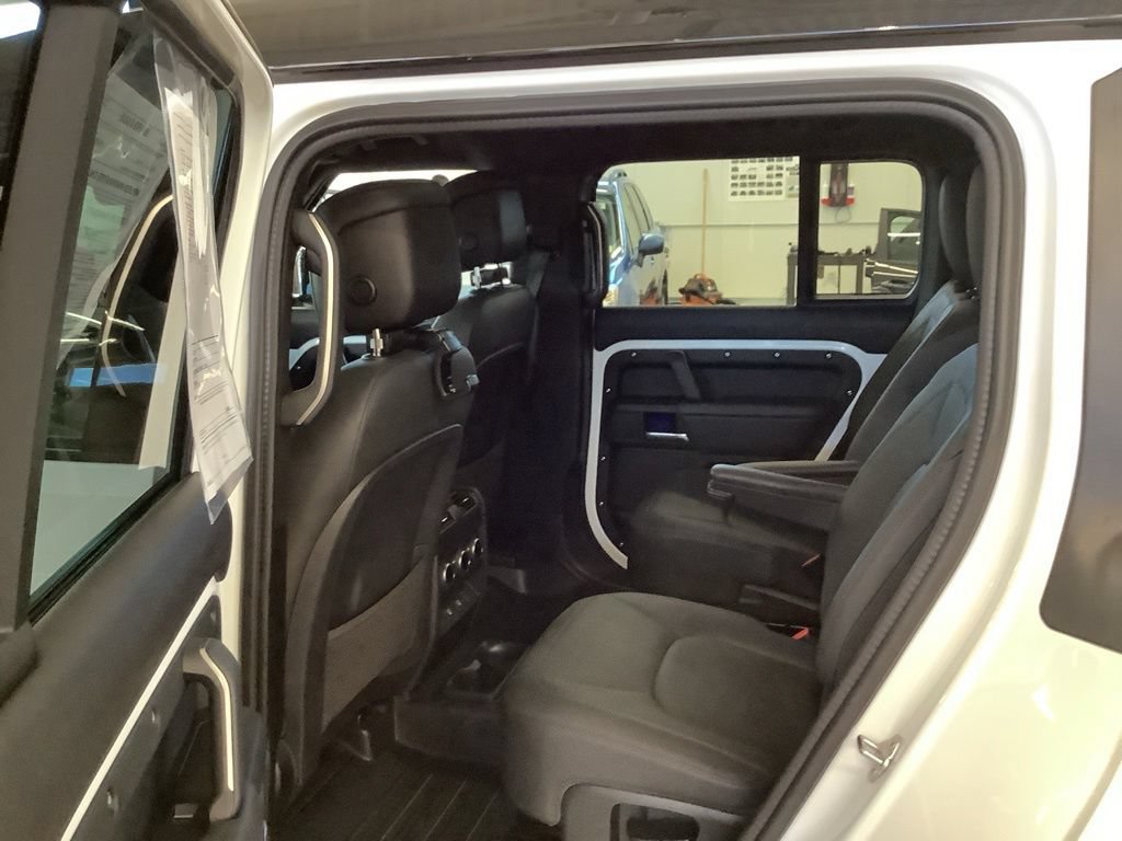 Used 2025 Land Rover Defender 130 X-Dynamic SE AWD/4WD image 20