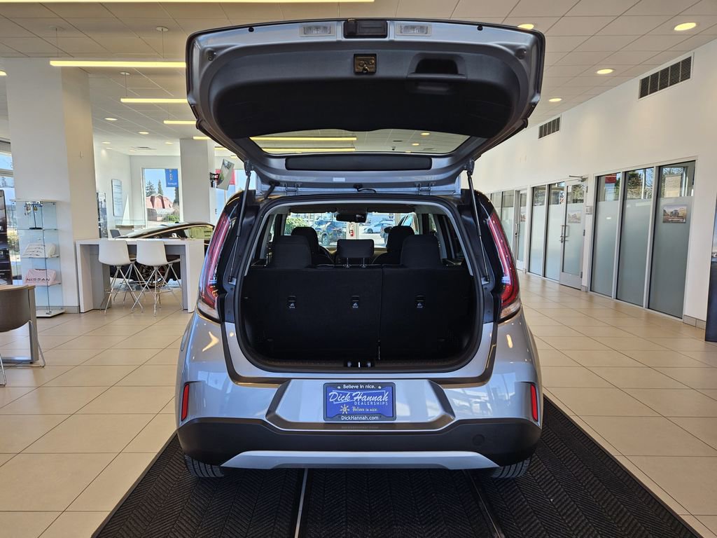 Used 2025 Kia Soul LX w/ LX Technology Package FWD image 9