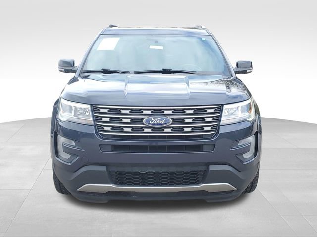 Used 2017 Ford Explorer XLT image 2