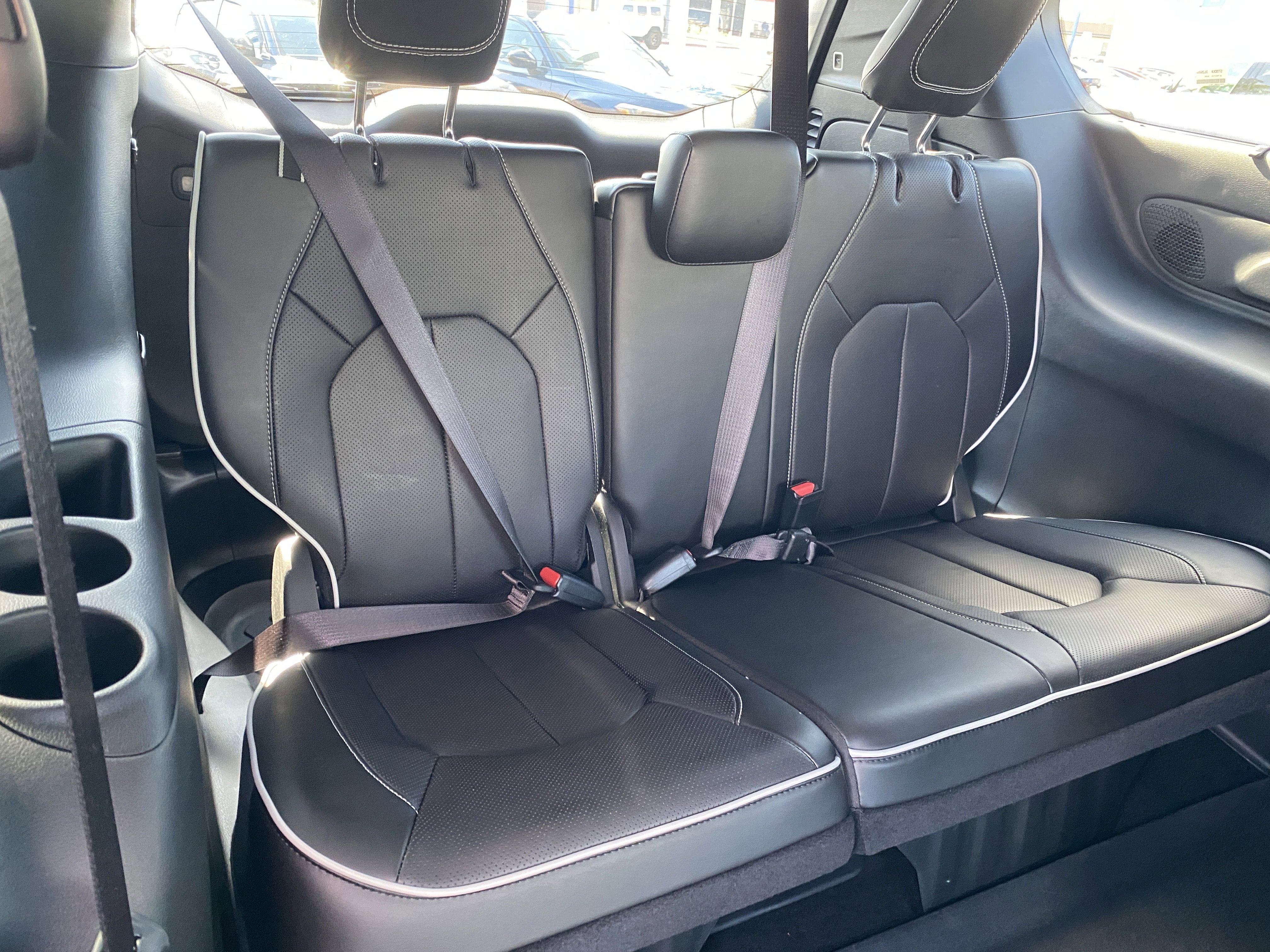 Used 2024 Chrysler Pacifica Limited w/ Uconnect Theater Family Group image 12