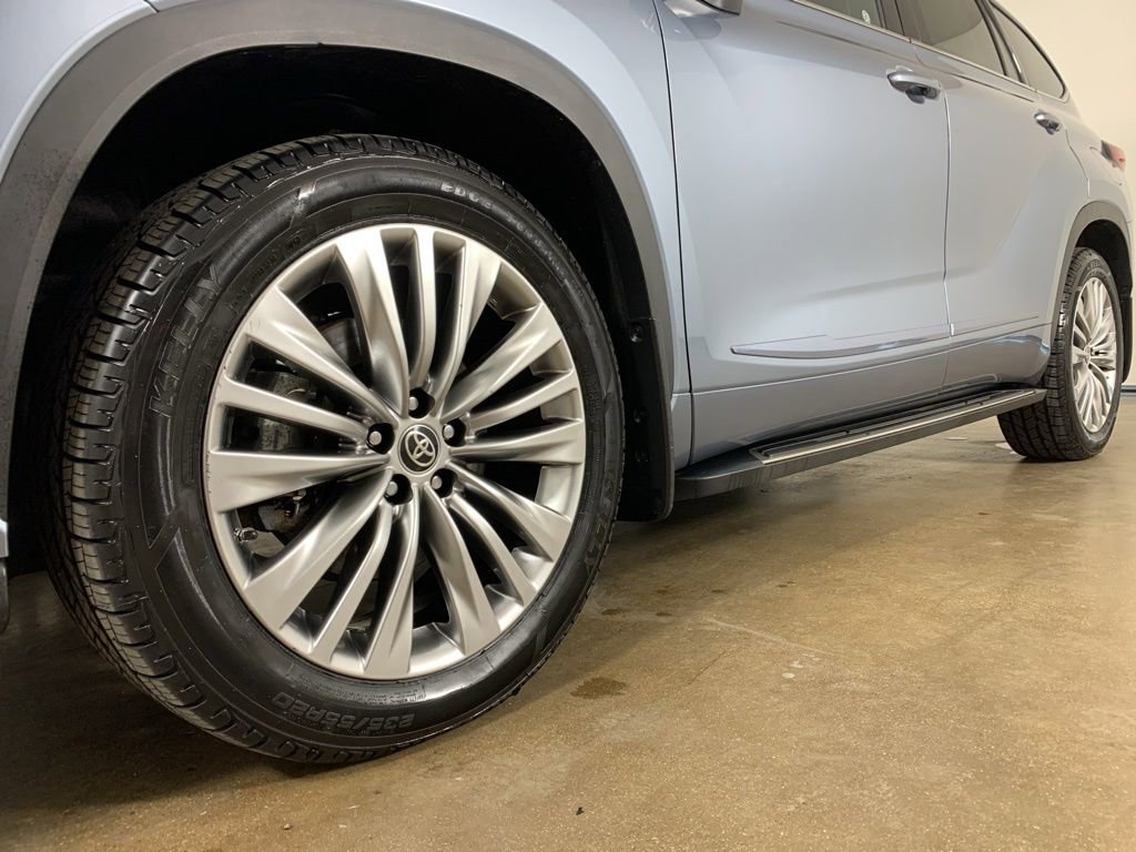 Used 2023 Toyota Highlander Platinum image 2