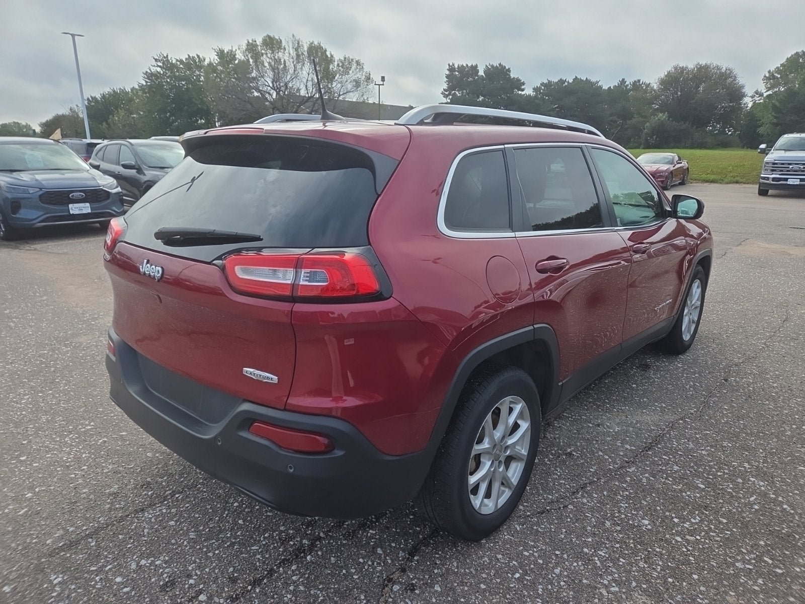 Used 2017 Jeep Cherokee Latitude w/ Safety/Convenience Group FWD image 5