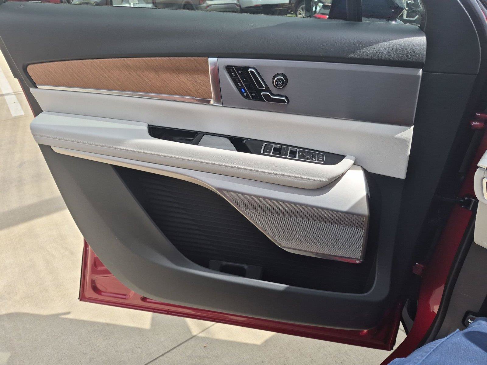 New 2027 Cadillac Vistiq Sport w/ LPO, Floor Liner Package AWD/4WD image 24