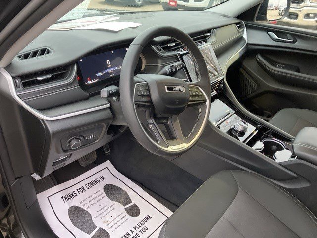 Certified 2023 Jeep Grand Cherokee Laredo w/ Luxury Tech Group I image 13