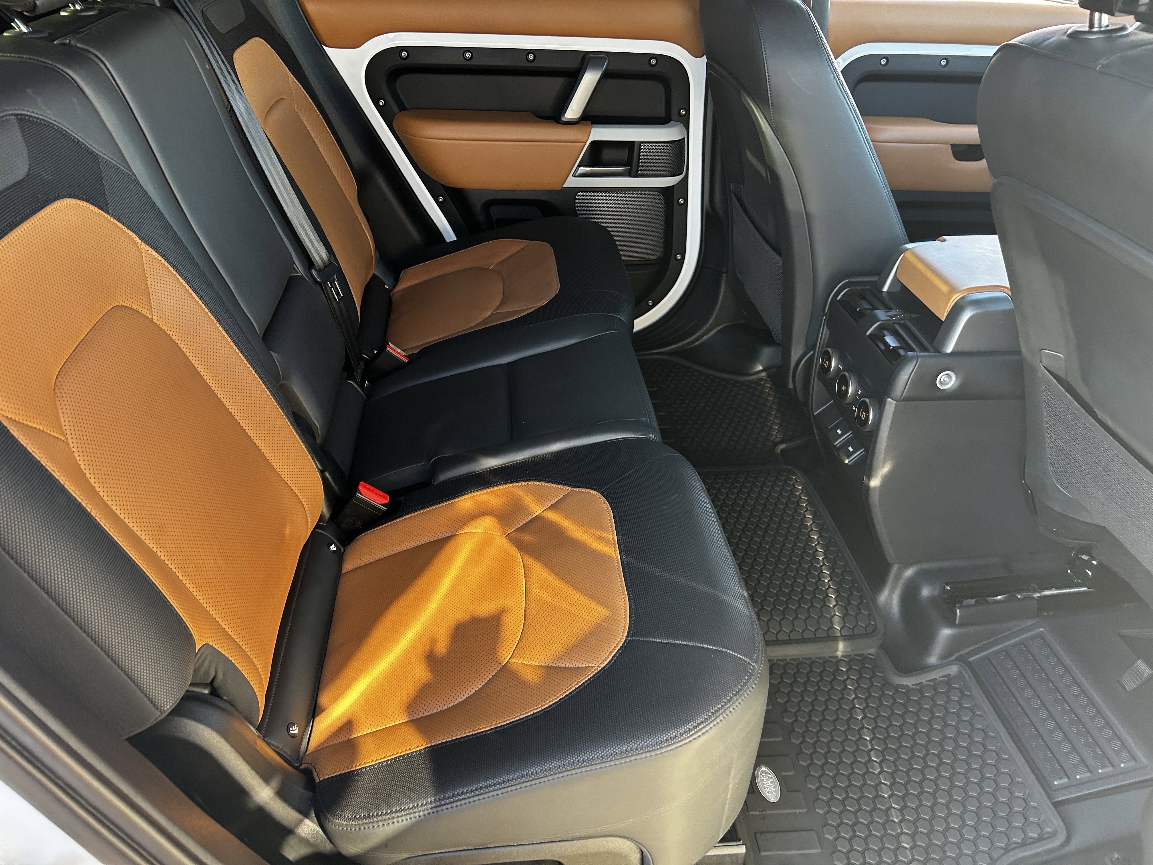 Used 2023 Land Rover Defender 110 X-Dynamic SE image 12