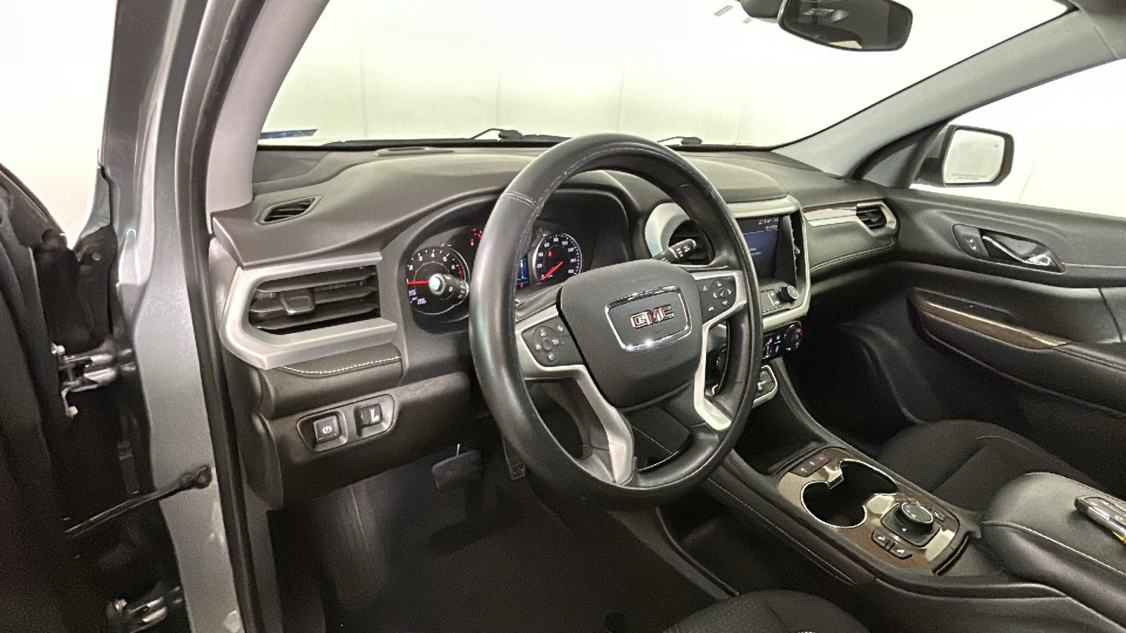 Used 2023 GMC Acadia SLE w/ Driver Convenience Package FWD image 17
